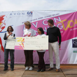 Il premio vinto alla Corsa Avon - 30/04/2006 Maria Palazzesi, e Laura Storti