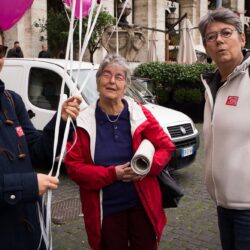 Venditrici di palloncini alla manifestazione contro la violenza sulle donne - 25/11/2017 Noemi Caputo, Giovanna Olivieri e Loredana Monaco